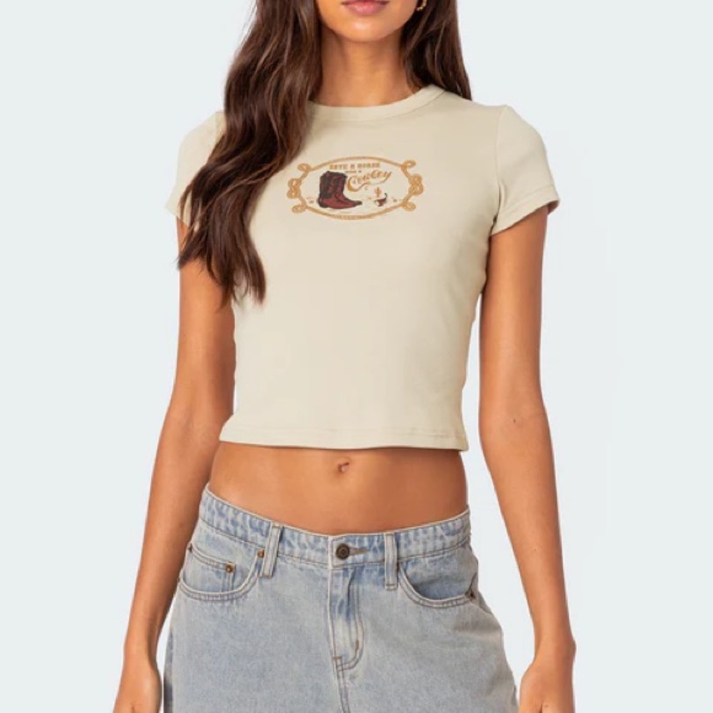 Edikted Cream Graphic Crop Top